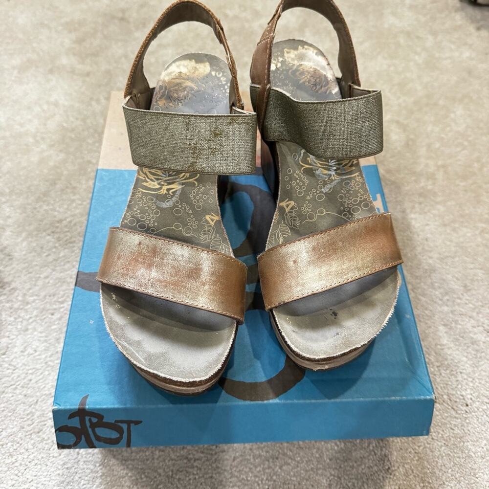 OTBT Bellagio gold sandals, size 7